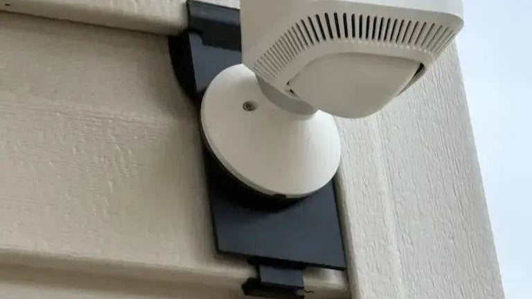 Vinyl Siding Mount | Outdoor Cameras | Screwless for Siding 3-5in Including Dutch Lap